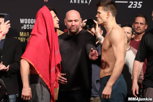 Микки Галл - молодой проспект с рекордом +5/-1 в UFC, причем все 5 побед добыты сабмишенами. Правда