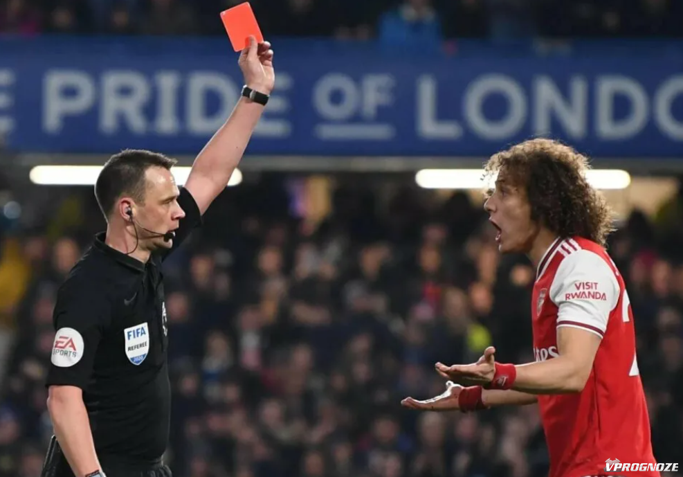 Красная карточка - сигнал для удаления футболиста с поля до конца игры