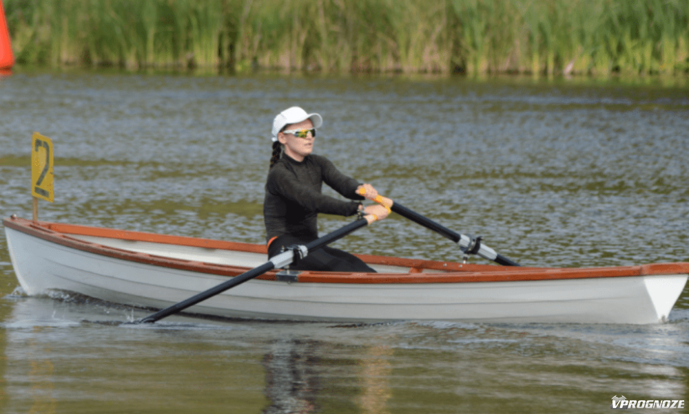 В соревнованиях по народной гребле используют широкие устойчивые лодки